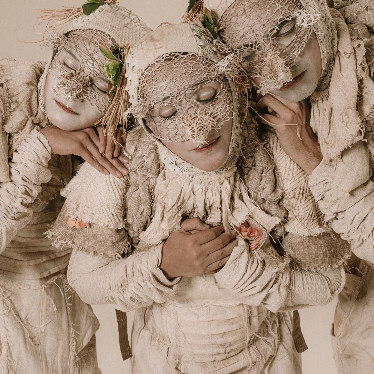 Elenco con máscaras de encaje y vestuario textil en la obra Armadillos, un viaje hacia el otro lado — Colectivo Pies Hinchados