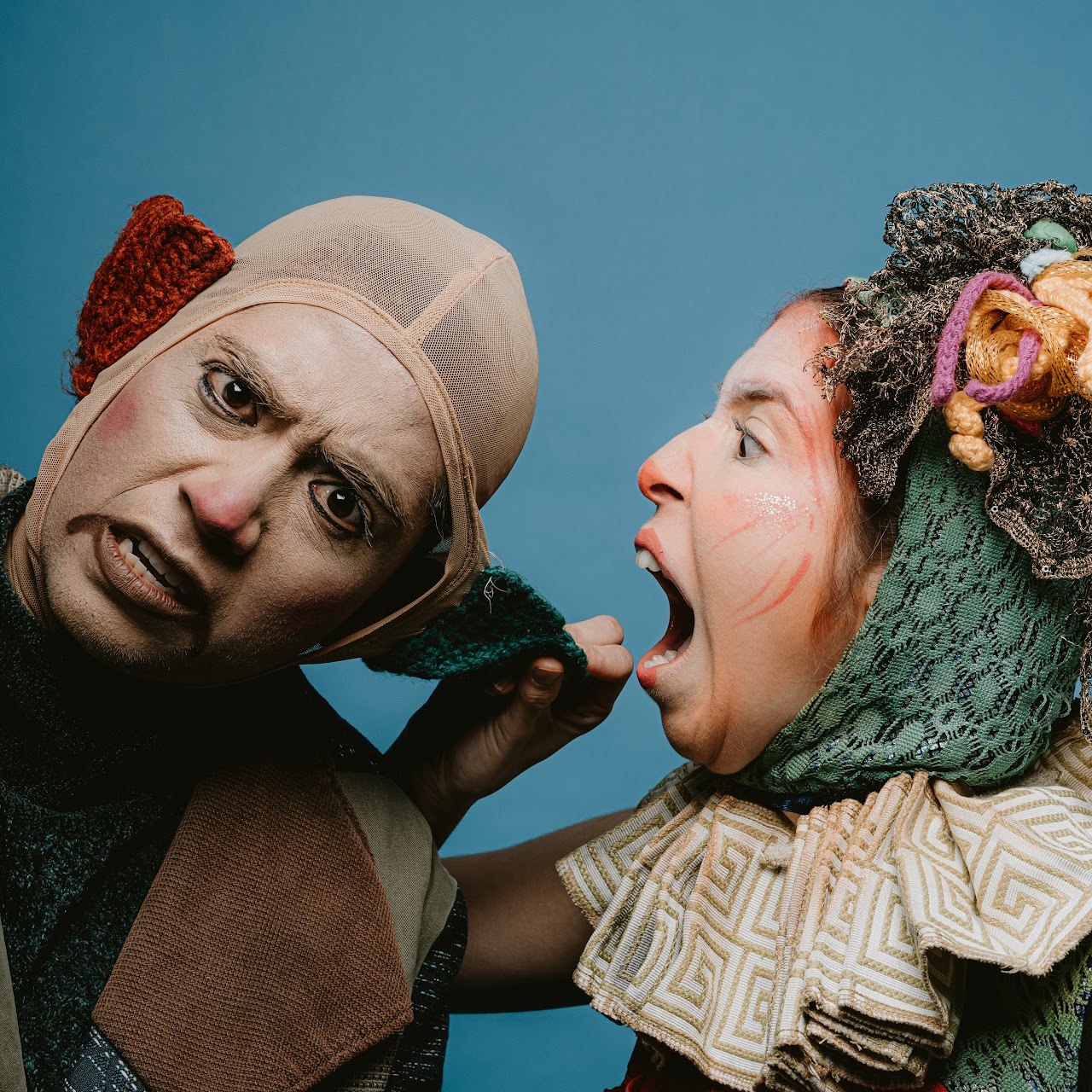 Dos personajes caracterizados frente a frente en un momento de comunicación gestual en la obra No oigo nada soy de palo tengo orejas de pescado — Colectivo Pies Hinchados