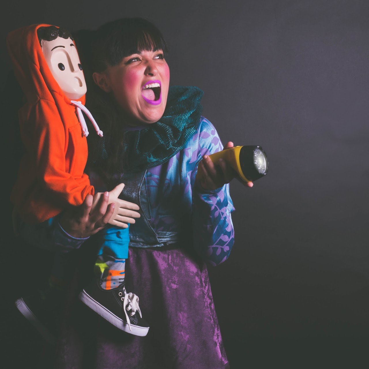 Actriz de clown con un títere de manopla en la obra ¡Qué difícil ser un monstruo! Manual para pequeños miedosos — Colectivo Pies Hinchados