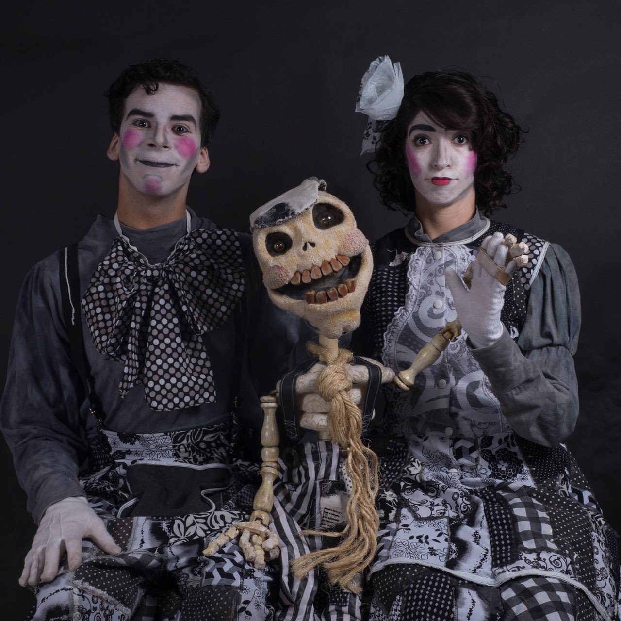 Elenco caracterizado de clown junto a la marioneta principal en la obra Tina y Tomás — Colectivo Pies Hinchados